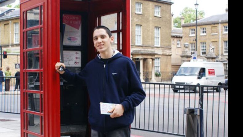 Un clásico. El delvisense recorriendo Londres..