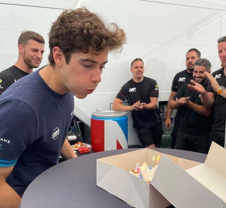 CUMPLEAÑOS. Colapinto sopla las velitas acompañado de los integrantes del MP Motorsport.