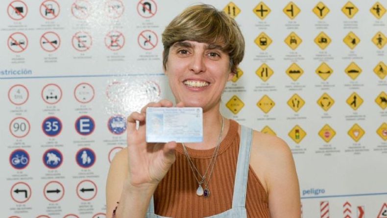 SONRISA. Newen con su licencia de conducir..