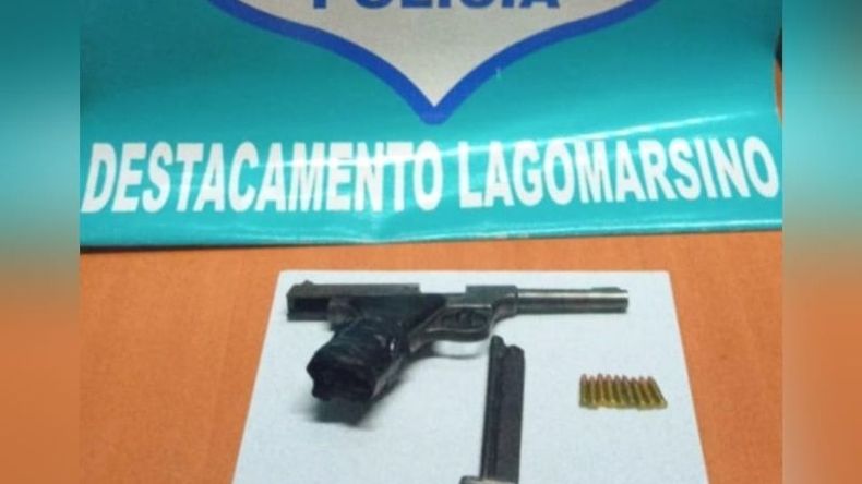 SIN NUMERACIÓN. El arma que estaba en poder de uno de los aprehendidos..