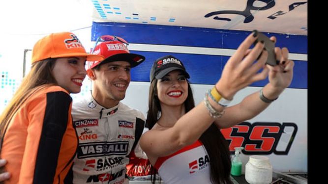 MIRANDO AL SUR. Rossi mejoró 725 milésimas para ratificar la pole..