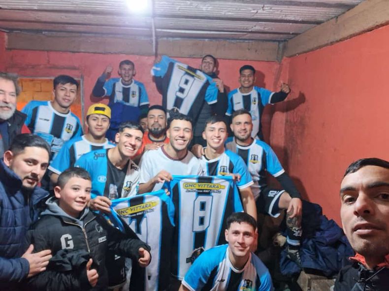 Los jugadores de Parque III felices tras la victoria ante Caza y Pesca.