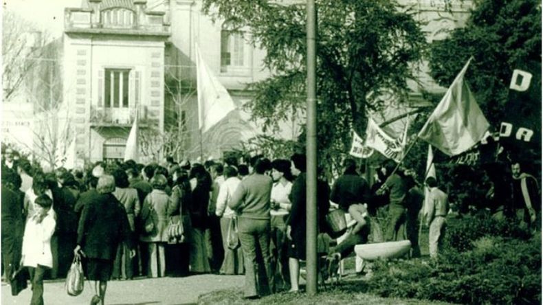 INFILTRADOS. Una manifestación al municipio en 1973 rescatada de los archivos de inteligencia..