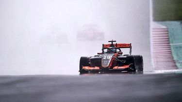 FIRME. Colapinto dominando la húmeda pista de Spielberg..