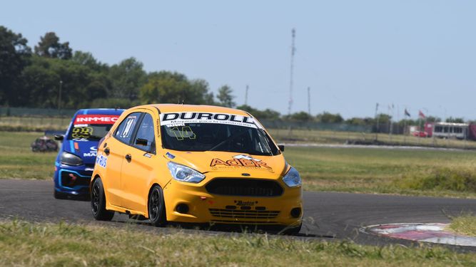 Pablo Vázquez y su Ford Ka en el autódromo de Concepción del Uruguay.