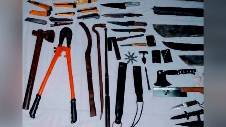 Cortacadenas, hachas y cuchillos, propiedad del agresor. .