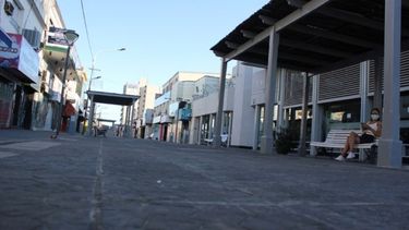 PEATONAL. El comercio es uno de los sectores más golpeados por la pandemia..