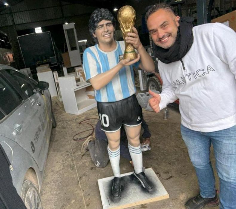 Charly Obholz junto a la escultura de Diego Maradona que fue emplazada en el Club Municipal Lagomarsinonbspnbsp