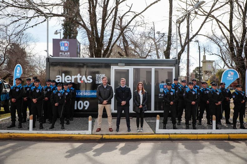 PLAZA VILLA MORRA. El secretario de Seguridad, Federico Kruse, Achával y Soledad Peralta, junto a los integrantes de la nueva fuerza.
