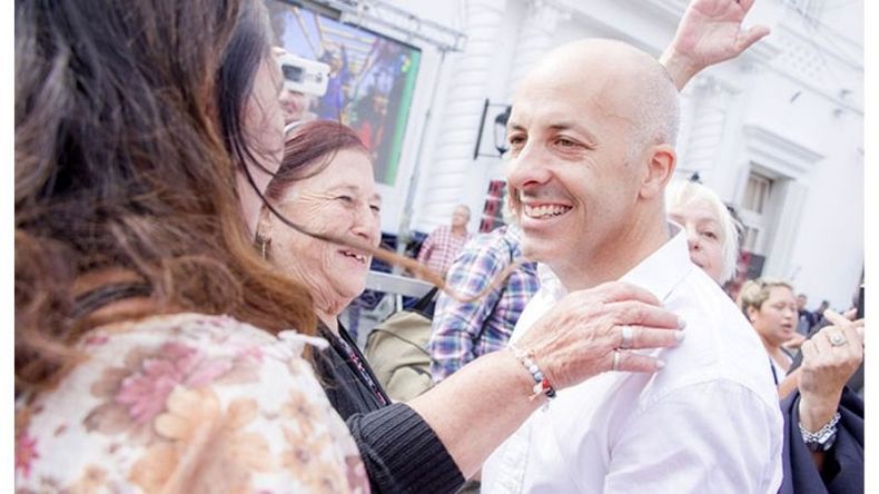 SALUDOS. Tras el discurso, Ducoté bajó a agradecer a sus militantes..