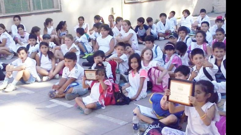 Los chicos muestran orgullosos las placas que recibieron por ganar el concurso..
