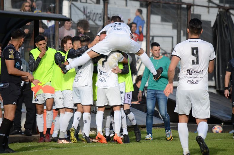 FESTEJO. Rodríguez Silva salta sobre Hernández que llegó al banco para celebrar el gol con sus compañeros.