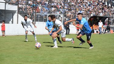 EL AGUANTE. Brian Martin escapa de Manuel Gaitán, con una multitud de fondo que copó el Barraza.