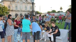 MOVIDA. En la plaza 12 de Octubre, alumnos y docentes defienden el plan FinEs..
