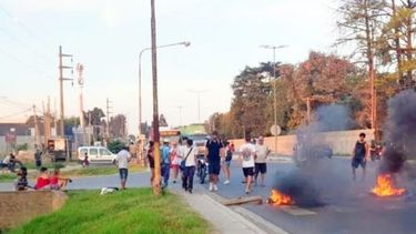 FUEGO. La protesta, sobre la Ruta 25. (Foto @pilaradiario)..
