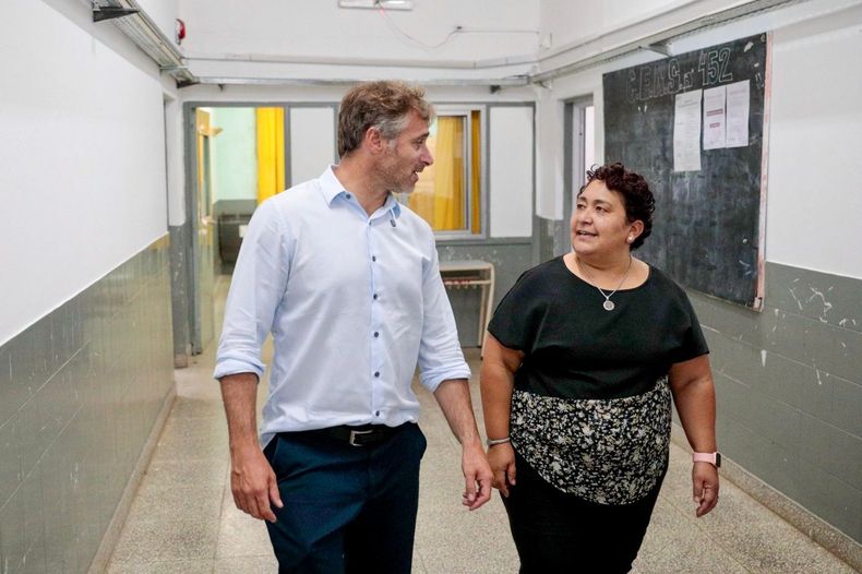 Achával recorrió las obras en las escuelas Primaria N°32 y Secundaria N°2 de Presidente Derqui.