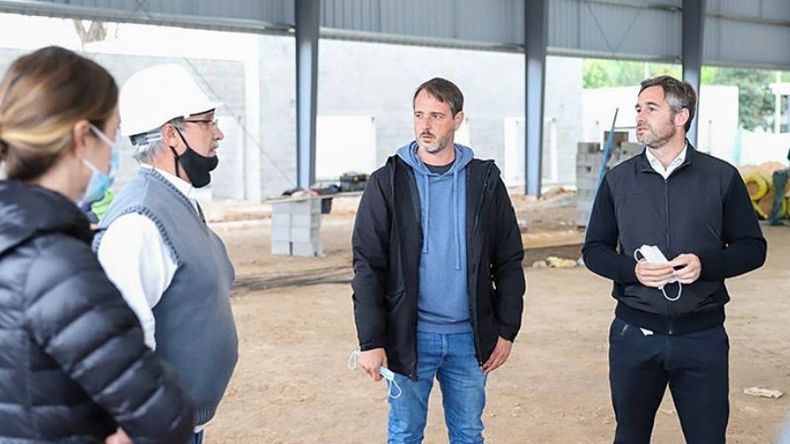 RECORRIDA. Achával y Laurent supervisaron la obra en el barrio Peruzzotti..