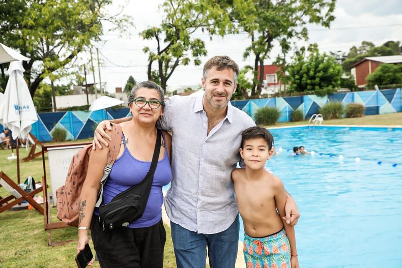 AL AGUA. Achával acompañó a los vecinos en la primera jornada. &nbsp;