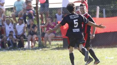 ABRAZO DE GOL. Class va a buscar a Maciel para festejar el primero de la tarde..