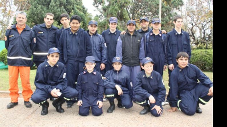 Vocación de servicio. Los Bomberos Voluntarios de Pilar celebraron su día en la plaza 12 de Octubre. En la foto, los integrantes de la Escuela de Cadetes Cirilo Peralta..