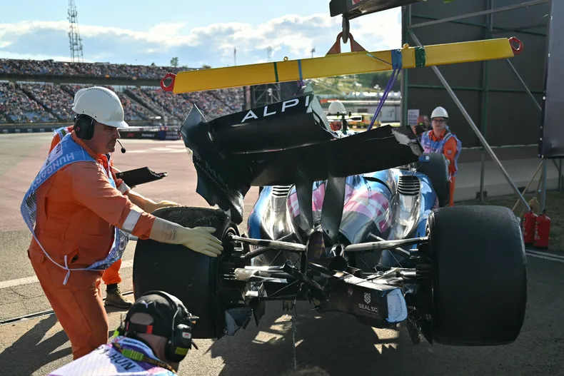 El auto de Franco Colapinto es retirado de la pista de Hungaroring.