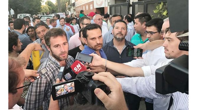 ORGANIZACIÓN. Achával habla tras el acto en Malvinas..