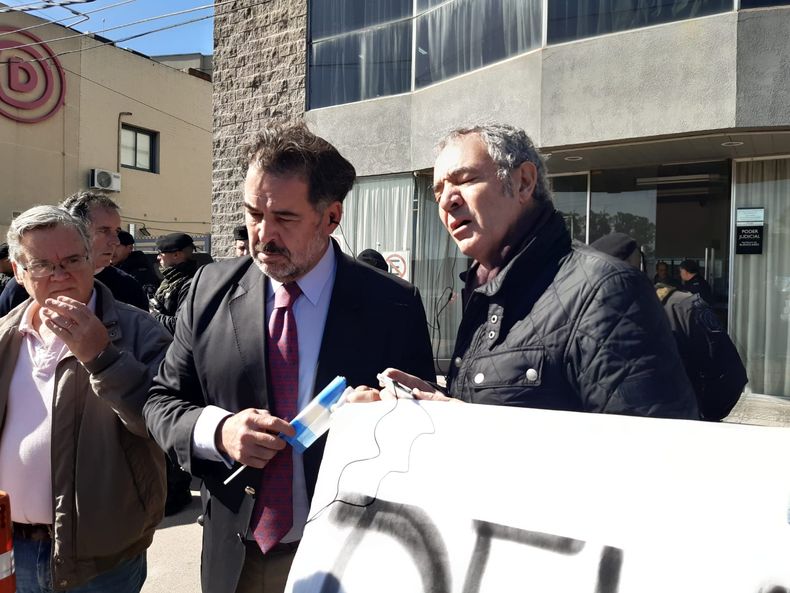 Amigos de Andrés Blaquier pidieron justicia en la puerta del Juzgado de Menores.