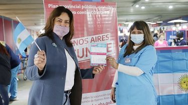 BANDERITAS Y RÉCORD. Durante el fin de semana se vacunaron cerca de 12 mil pilaresnes..