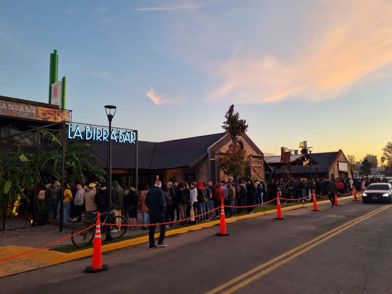 Más de 300 personas formaron fila en La Birra Bar para acceder a las hamburguesas a $1.