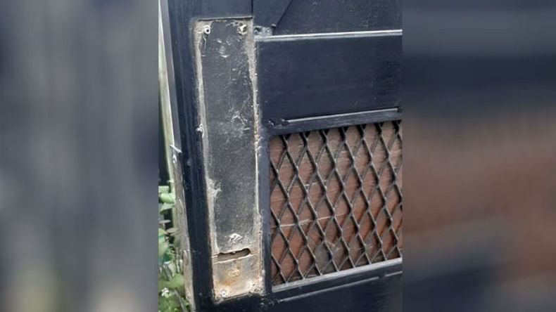 Uno de los portones violentados en Derqui..