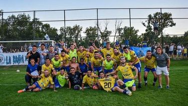 CAMPEÓN. El plantel de La Fraternidad festeja su segunda estrella en la Liga.