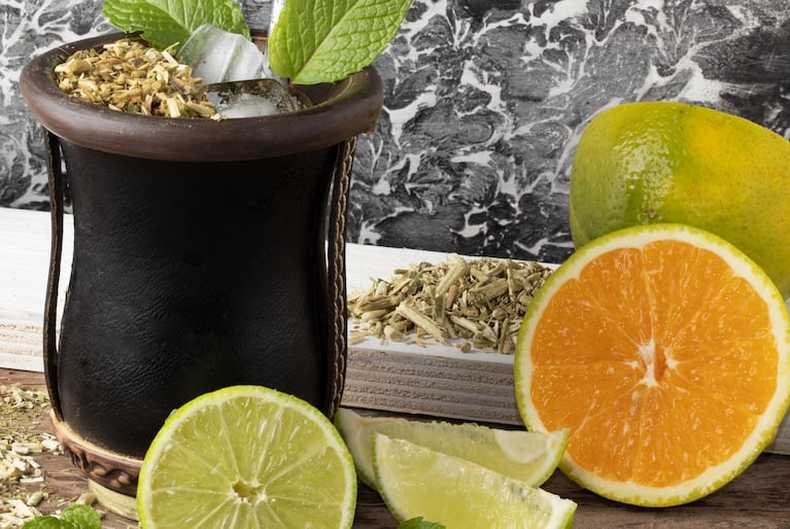 El mate con limón porta múltiples beneficios para la salud. (Adobe Stock).png