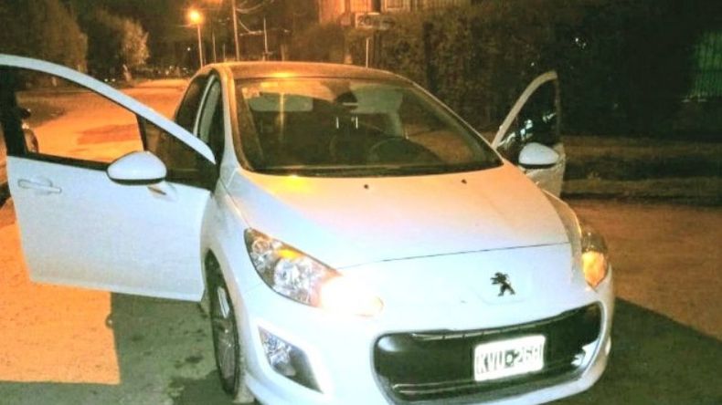 PEUGEOT 308. Fue abandonado en Beliera y Mónaco, en Luis Lagomarsino. .