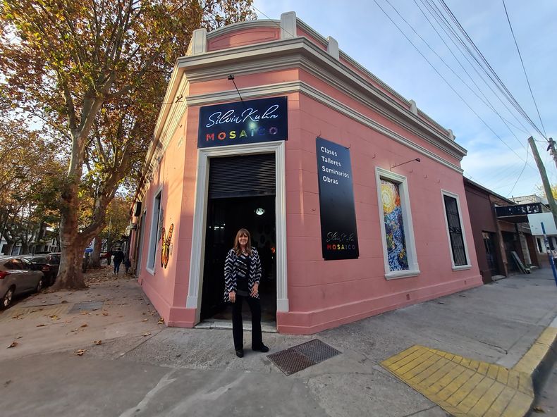 Silvia Kuhn en la puerta de su nuevo taller, en San Martín y Fermín Gamboa.