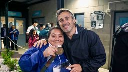 MEDALLA DE ORO. Achával junto a Patricia Aguirre, ganadora en Natación. MEDALLA DE ORO. Achával junto a Patricia Aguirre, ganadora en Natación.