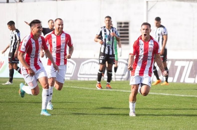 FESTEJO. Axel Bordón grita con todo el 1-0 del Ciruja en Caseros.
