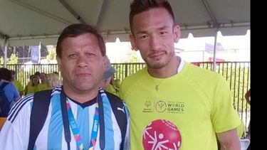 VISITA. Suárez, junto al exfutbolista japonés, Nakata..