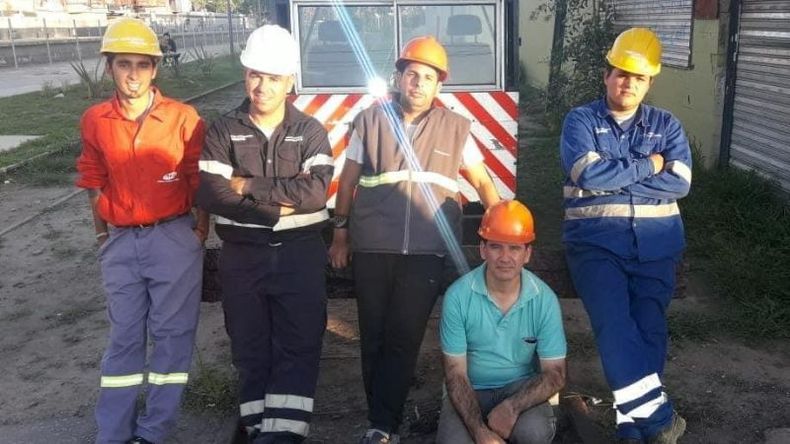 ALIADOS. El grupo Amigos del FFCC Urquiza recorre la traza en una zorrita para hacer mantenimiento..