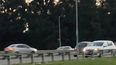 El Renault Sandero blanco circulando a contramano en el kilómetro 50 de la Panamericana.