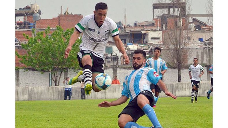 VUELO. Bordón se lleva la pelota frente al cruce de López..