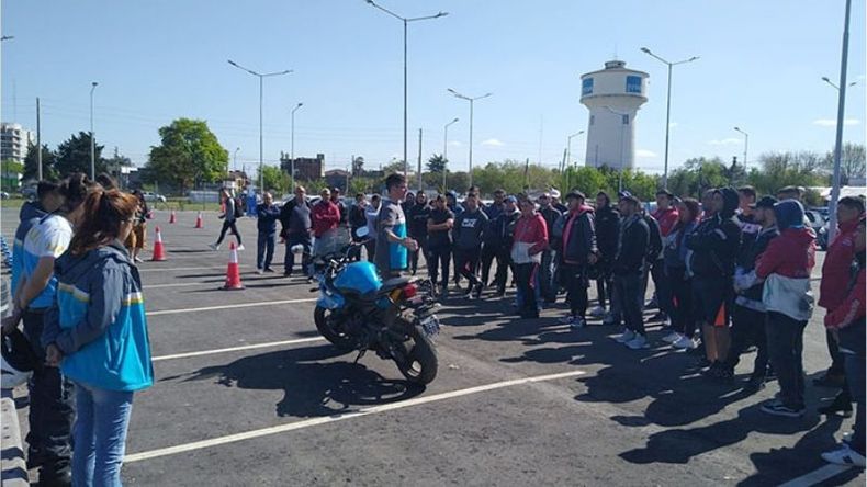 Seguridad Vial / @InfoSegVial. Llevamos a cabo una jornada de concientización y capacitación en manejo seguro para trabajadores en moto. La actividad desarrollada en @MunicipioPilar además incluyó la entrega de cascos y chalecos reflectivos para los asistentes. #SeguridadVial..