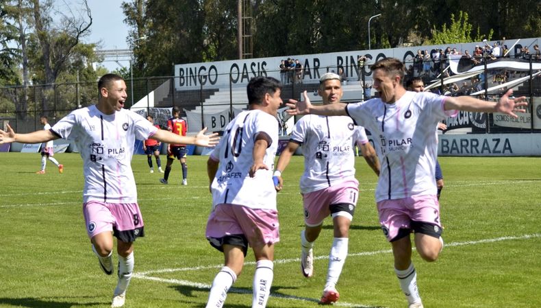 UNIDOS. Otermín festeja el gol con Gómez, Chambi y Hernández.