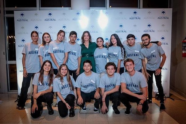Laura Blaquier, directora de Desarrollo Institucional de la Universidad Austral, junto a los jóvenes becados que participaron en representación de los más de 1.200 alumnos que reciben una beca.