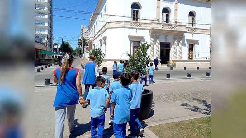 Acompañamos a los alumnos de 2º del Colegio Arco Iris, a conocer el #CascoHistórico de #Pilar. Fue un paseo gratificante, donde los estudiantes participaron activamente de la visita guiada de #PilarTurismo. Pilar Turismo / @PilarTurismo. .