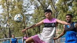 EN EL AIRE. Dylan Vergara espera su chance para saltar a la cancha. EN EL AIRE. Dylan Vergara espera su chance para saltar a la cancha.