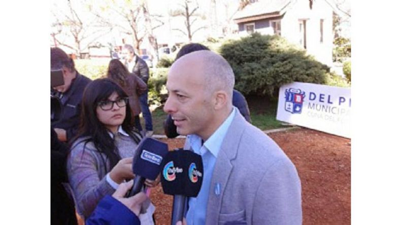 MICRÓFONO. Ducoté, con la prensa, tras el acto por San Martín..
