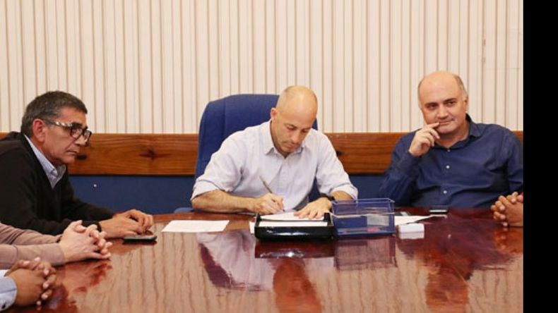 PACTO. Ducoté firmó el acuerdo con los representantes sindicales..
