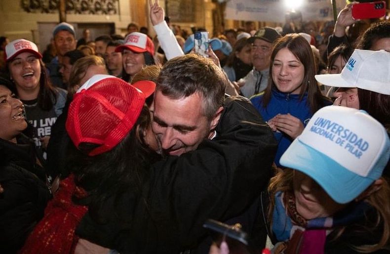 ABRAZO. El intendente Federico Achával con los cientos de pilarenses que esperaron la sanción de la ley en las puertas del Senado.&nbsp;