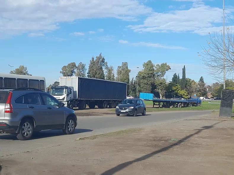 DUEÑOS DE LAS COLECTORAS. Camiones y acoplados en el kilómetro 40.