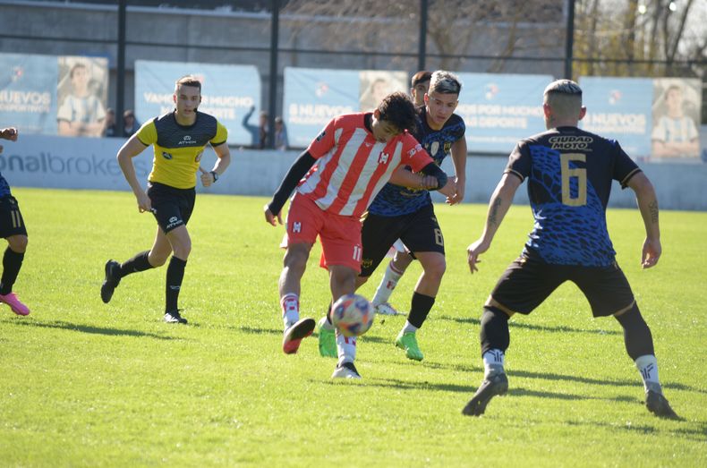 Lucas Vallejos trata de meter un pase ante el cierre de Alejo Torres y Braian Navarro.
